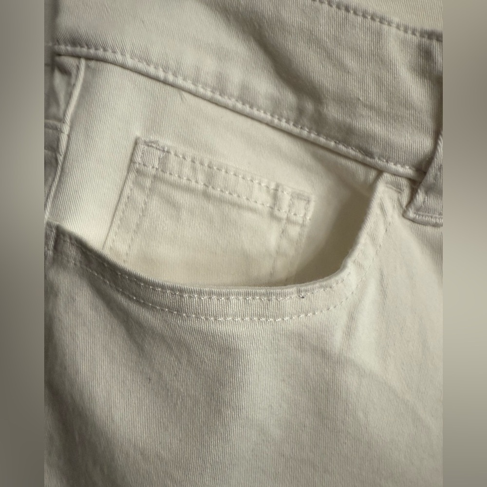 NWOT Chaps Women’s Size 8 White Denim 5 Pocket Bermuda Cuffed Shorts Knee Length - Picture 5 of 12
